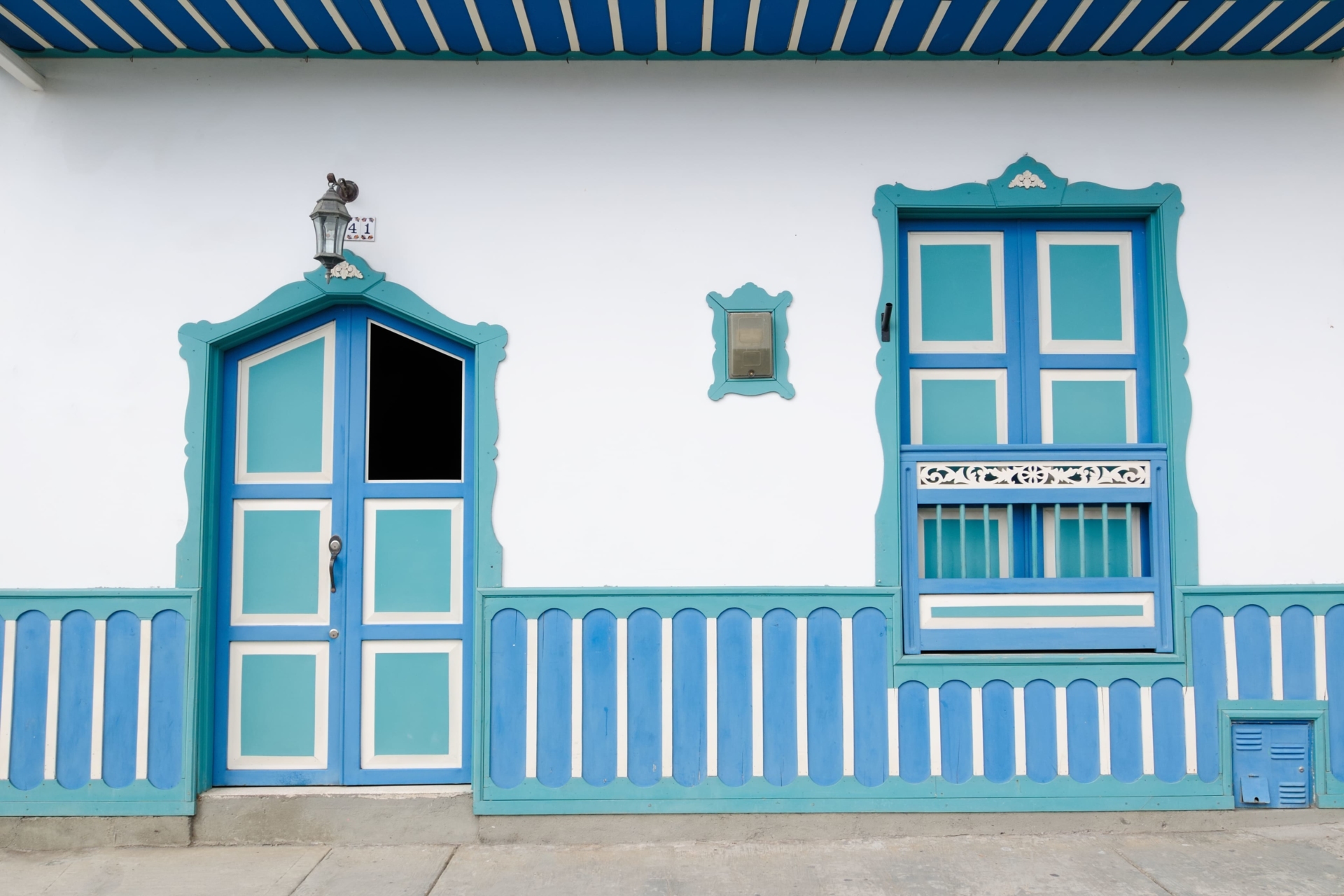 facade-maison-colombie-salento-village-région-caffe