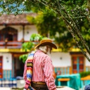 homme-tradition-colombie-village-jardin