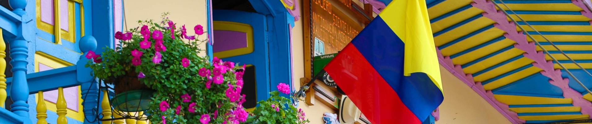 maison-coloniale-balcon-drapeau-colombie