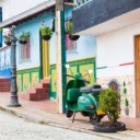 moto-guatape-rue-colombie
