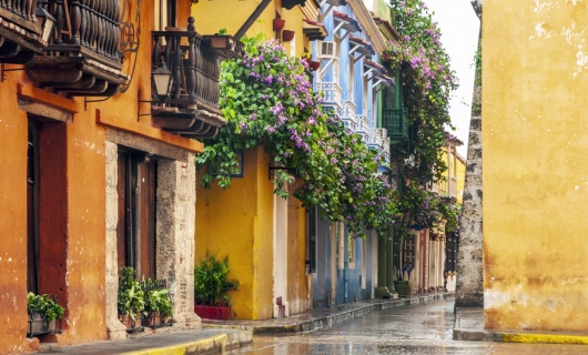 rue-pluie-carthagène-maisons-cololoniales-colombie