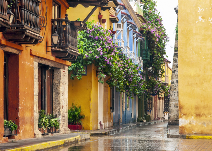 rue-pluie-carthagène-maisons-cololoniales-colombie